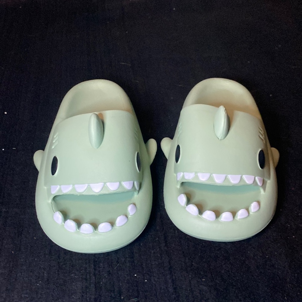 NWOT Shark foam mint slippers size 40/41
